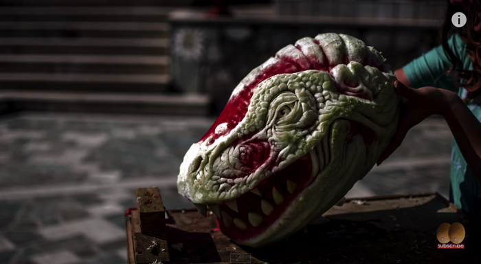 スイカ彫刻で恐竜の頭を再現