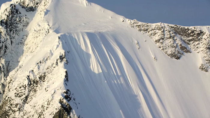 雪山を約490メートル滑り落ちるスキーヤー