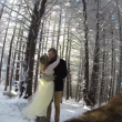 愛犬が撮影した雪山での結婚式