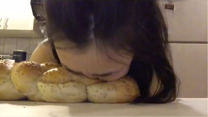 パンを溺愛する女子