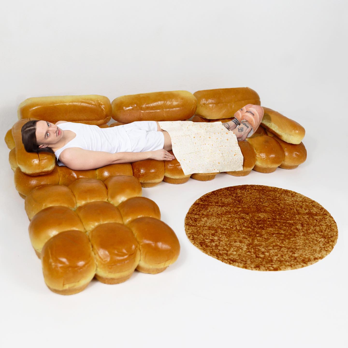 IKEAで買えるかも!?焼きたてのパンで作ったようなソファが話題に