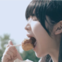 たこ焼きをほおばる女子高生